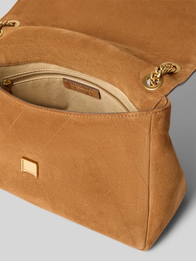Produktfoto, Crossbody Bag mit Tragehenkel von Tory Burch in Karamellbraun mit Steppnähten, goldfarbener Kette, Reißverschluss-Innenfach, Hauptfach mit Überschlag, rechteckige Form, weiche Textur, Damen Crossbody Bag von Tory Burch, Breite 29 cm, Länge 21 cm, Tiefe 11 cm