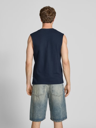 Männermodel trägt Tanktop mit Strukturmuster und Rundhalsausschnitt von Jack & Jones, reine Baumwolle, Regular Fit, Rückansicht Ganzkörperansicht.