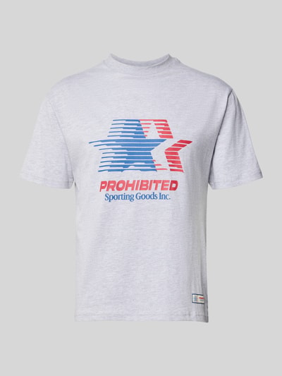Produktfoto, T-Shirt mit Label-Print und Rundhalsausschnitt von PROHIBITED in Hellgrau, Slim-Fit, Reine Baumwolle, Rückenlänge 67 cm Größe M
