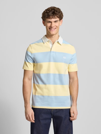Männermodel trägt Regular Fit Poloshirt mit Rugby-Streifen und Logo-Bestickung von REVIEW, reine Baumwolle, Ganzkörperansicht von vorne.