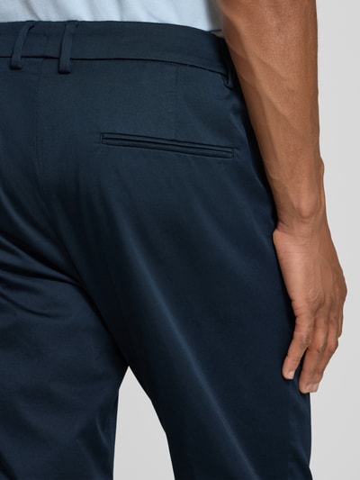 Männermodel trägt Straight Fit Stoffhose mit Eingrifftaschen Modell 'Ajend' von Drykorn in Dunkelblau, elastischer Baumwoll-Mix, Nahaufnahme Rückansicht.