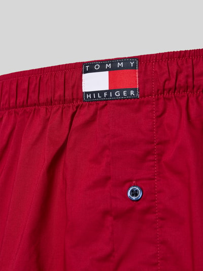 Produktfoto, Regular Fit Boxershorts aus reiner Baumwolle im 3er-Pack von Tommy Hilfiger, Optik:Allover-Muster, Label-Print, Bundabschluss: elastisch, feine Webstruktur, intensive rote Farbfläche mit Knopf und sichtbare Textur.