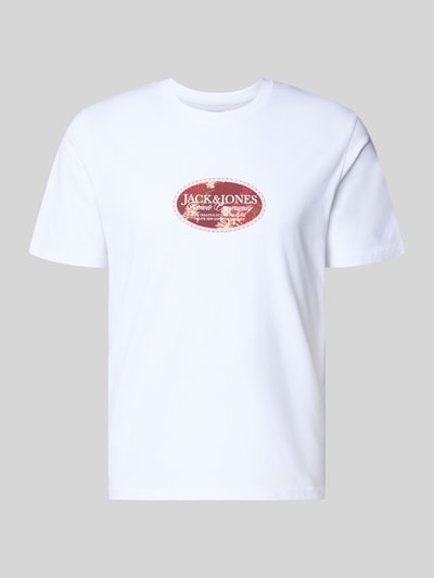 Produktfoto, T-Shirt mit Label-Print von Jack & Jones in Weiß, Reine Baumwolle, Gerader-Schnitt, Rundhalsausschnitt, Rückenlänge 67 cm bei Größe M, klarer Print auf glatter Oberfläche.