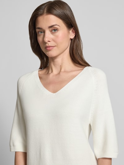 Frauenmodel trägt Regular Fit Strickpullover aus Baumwoll-Mix von s.Oliver RED LABEL in Unifarben, V-Ausschnitt, Nahaufnahme Oberkörper.