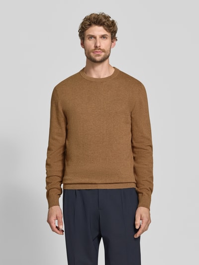 Männermodel trägt Strickpullover aus Baumwoll-Kaschmir-Mix mit Rundhalsausschnitt von MCNEAL, Regular Fit, braun, Ganzkörperansicht von vorne.