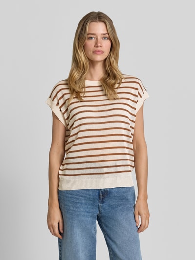 Frauenmodel trägt Strickshirt mit Rundhalsausschnitt Modell 'LUANNA' von Soyaconcept, Material-Mix mit Leinen-Anteil, Allover-Look, Regular-Fit, cremebraune Streifenstruktur, Rückenlänge bei Größe S 60 cm, Ärmellänge 4 cm, Ganzkörperansicht von vorne.