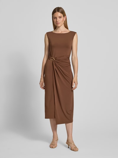 Vrouwenmodel draagt Midikleid in Wickel-Optik met Rundhalsausschnitt van Christian Berg Woman Selection, materiaalmix met stretch, recht model, wikkellook in bruintinten, gladde textuur, Ganzkörperansicht van voren.