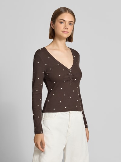 Frauenmodel trägt Regular Fit Langarmshirt aus Baumwoll-Mix Modell 'FENJA' von ONLY, braun mit weißen Punkten, Ganzkörperansicht von vorne, Damen Langarmshirt von ONLY.