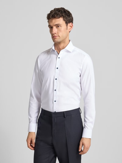 Männermodel trägt Slim Fit Businesshemd aus Baumwoll-Mix von OLYMP Level Five, Optik: Unifarben, Kentkragen, Ganzkörperansicht von vorne.