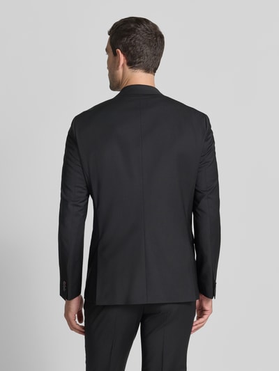 Männermodel trägt Super Slim Fit Anzug aus Woll-Mix Modell 'ARTI/HESTEN' von HUGO in Schwarz mit Gehschlitzen, Ganzkörperansicht Rückansicht.