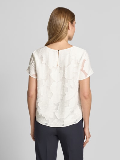 Männermodel trägt Blusenshirt aus Viskose-Mix mit Strukturmuster von More & More, prosta linia, okrągły dekolt, biała struktura, długość tyłu 56 cm, długość rękawa 18 cm, widok całej sylwetki z tyłu