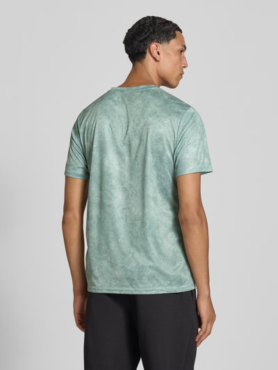 Männermodel trägt Regular Fit Sport-T-Shirt mit Logo-Print Modell 'M TAD ESSENTIALS' von PUMA, grün meliert, Herren Sport-T-Shirt, Ganzkörperansicht Rückansicht.