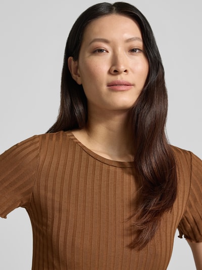 Frauenmodel trägt T-Shirt aus Viskose-Mix mit Rundhalsausschnitt von Rich & Royal, braun, Strukturmuster, Nahaufnahme Oberkörper.