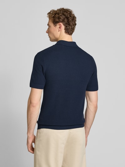 Männermodel trägt Regular Fit Poloshirt mit Strukturmuster Modell 'Riley' von Jack & Jones Premium in Dunkelblau, Reine Baumwolle, Kurzärmelig, Rückenlänge bei Größe M 73 cm, Ganzkörperansicht Rückansicht.