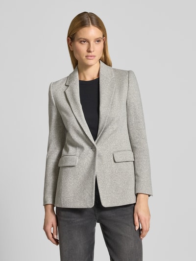 Frauenmodel trägt Blazer mit Reverskragen Modell 'ATLIN' von Drykorn aus Material-Mix mit Viskose-Anteil, Regular-Fit. Nahaufnahme Oberkörper.