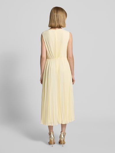 Frauenmodel trägt Regular Fit Kleid mit Plissee von s.Oliver BLACK LABEL, Optik: Unifarben, Midi-Länge, ohne Ärmel, Ganzkörperansicht Rückansicht.