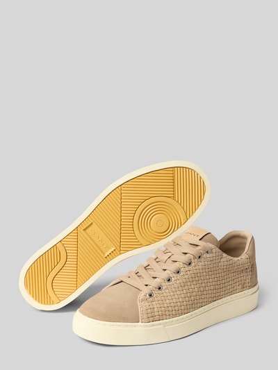 Produktfoto, Sneaker aus echtem Leder mit Strukturmuster Modell 'Julien' von Gant in Beige, runde Form, Logo-Detail, cremefarbene Sohle, abgerundete Passform, Absatzhöhe 3 cm, Schafthöhe 7 cm, Schaftweite 11 cm, moderne Textur.