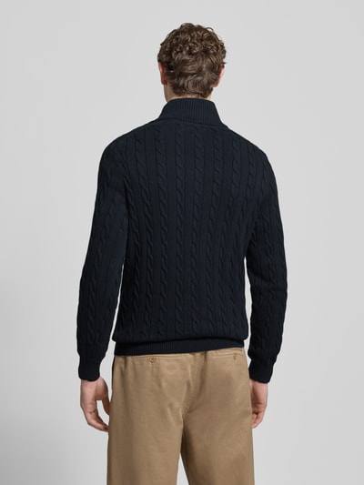 Männermodel trägt Strickpullover mit gerippten Abschlüssen von Gant, reine Baumwolle, Slim-Fit, Stehkragen, Rückenlänge 68 cm, Ganzkörperansicht Rückansicht.