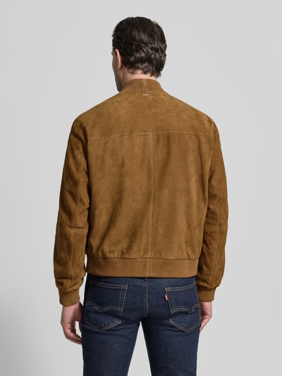 Männermodel trägt Regular Fit Lederjacke aus echtem Ziegenvelours Modell 'H-MULLER' von BOSS, unifarbenes Veloursleder, Rückansicht.