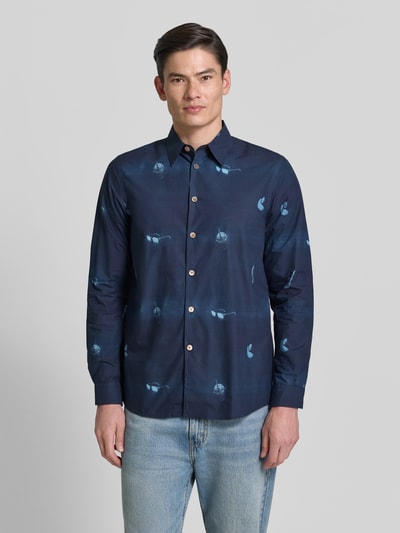Männermodel trägt Regular Fit Freizeithemd mit Kentkragen von PAUL SMITH in dunklem Blau mit Muster, Reine Baumwolle, Knopfleiste, Sportmanschetten, Rückenlänge 78 cm, Schulterbreite 37 cm, Ärmellänge 65 cm, Ganzkörperansicht von vorne.