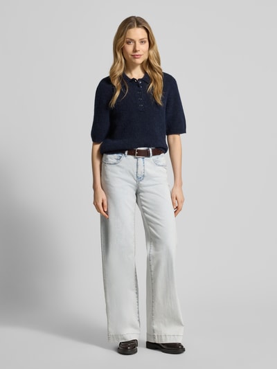 Frauenmodel trägt Jeans mit 5-Pocket-Design von MAC in hellem Blau, gerader Schnitt, Baumwoll-Mix mit Stretch, Ganzkörperansicht von vorne.