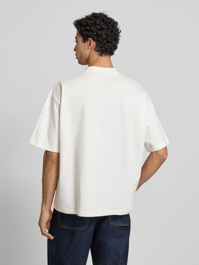 Męski t-shirt Oversized T-Shirt mit Rundhalsausschnitt von PROHIBITED, bawełna, krój oversized, okrągły dekolt, długość tyłu 69 cm, całkowita sylwetka z tyłu.