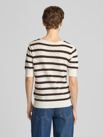 Vrouwenmodel draagt gebreid shirt van puur katoen, recht model, model 'Dodo' van FREE/QUENT, ribboorden, ruglengte 58 cm, mouwlengte 27 cm, Ganzkörperansicht Rückansicht.