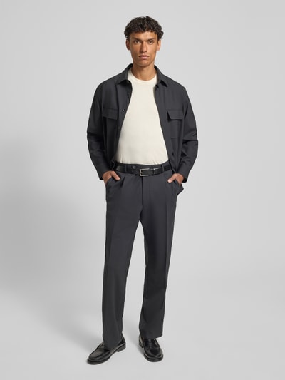Männermodel trägt Hose mit Eingrifftaschen Modell 'Bert' von DIGEL in Dunkelgrau, Material-Mix mit Schurwoll-Anteil, Regular Fit, Ganzkörperansicht von vorne