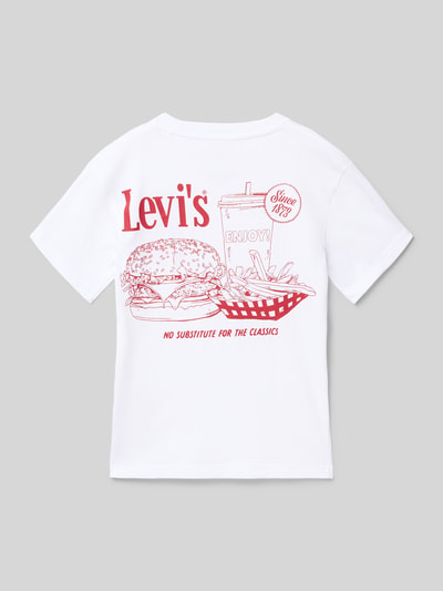 Junge trägt Regular Fit T-Shirt aus Baumwoll-Mix Modell 'LVB BURGER MEAL TEE' von Levi’s® Kids, Optik: Unifarben, Motiv-Print, Ganzkörperansicht Rückansicht.