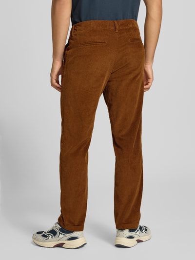 Männermodel trägt Regular Fit Cordhose mit Eingrifftaschen von JACK & JONES, Baumwoll-Elasthan-Mix, Ganzkörperansicht Rückansicht.