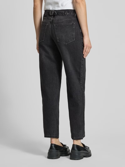 Kobiece model prezentuje Wide Leg Jeans im 5-Pocket-Design Modell 'INCH' od Topshop z mieszanki bawełny, krój wide fit, czarne, 5 kieszeni, zapięcie na guzik i zamek błyskawiczny, szerokość w rozmiarze 26/32: 38 cm, długość wewnętrzna nogawki w rozmiarze 26/32: 78 cm, widok całej sylwetki z tyłu.