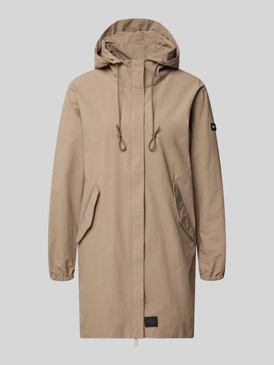 Produktfoto, Parka mit Label-Patches Modell 'AMETI' von khujo, kolor beżowy, prosty krój, kaptur ze sznurkiem, zakryty zamek, boczne kieszenie z patką, elastyczne mankiety, długość pleców w rozmiarze S 81 cm, szerokość ramion w rozmiarze S 46 cm, szerokość klatki piersiowej w rozmiarze S 50 cm, długość rękawa w rozmiarze S 55 cm, gładka tekstura
