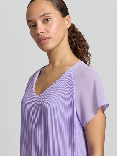 Frauenmodel trägt Knielanges Cocktailkleid mit Plisseefalten Modell 'Inken' von GUIDO MARIA KRETSCHMER WOMAN, Chiffon, Straight Fit, V-Ausschnitt, Nahaufnahme Oberkörper.