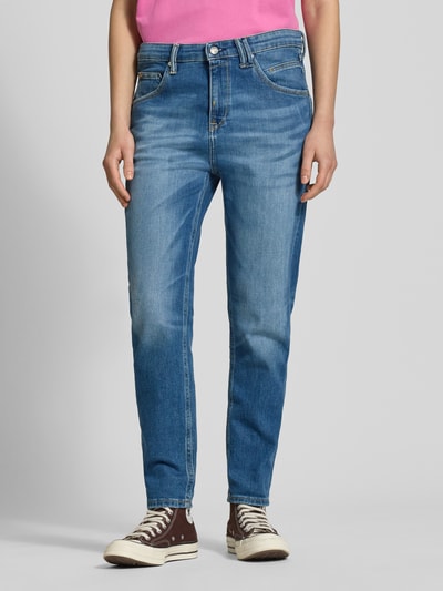 Frauenmodel trägt Slim Fit Jeans mit Stretch-Anteil Modell 'Freja' von Marc O'Polo aus Bio-Baumwolle und Elasthan, Used-Look, 5-Pocket-Design, Knopf-Reißverschluss, Label-Patch, mittlere Waschung, Ganzkörperansicht von vorne.