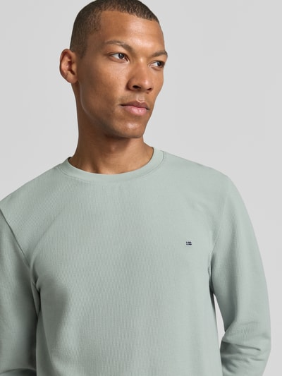 Männermodel trägt Pullover aus Baumwoll-Mix von Christian Berg Men, hellgrün, Rundhalsausschnitt, Nahaufnahme Oberkörper, gerader Schnitt.