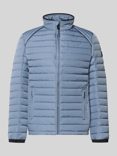 Produktfoto, hellblaue Regular Fit Jacke in Stepp-Optik Modell 'OLYMPUS' von NAUTGÅRD mit Stehkragen, Reißverschluss und glatter Textur