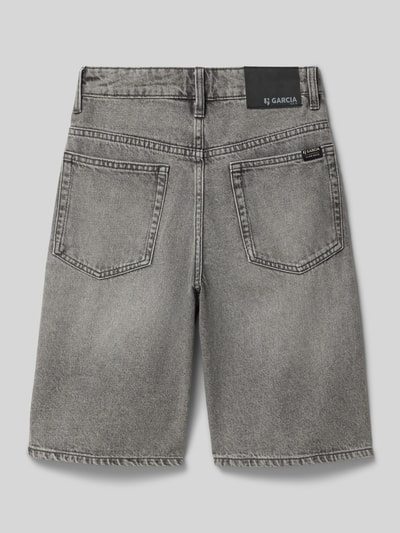 Produktfoto, Straight Fit Shorts mit Logo-Patch Modell 'Jaysen' von Garcia, Kinder Shorts aus Reine Baumwolle mit Denim-Optik, 5-Pocket-Design, Knopf-Reißverschluss, Bundweite 32 cm und Innenbeinlänge 27 cm bei Größe 140, grauer Farbton mit strukturierter Oberfläche.