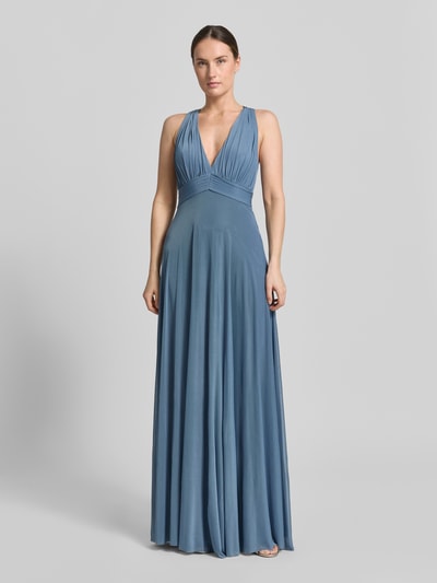 Vrouwenmodel draagt Maxikleid met V-hals en tailleband van Jake*s Cocktail, materiaalmix met stretch, getailleerd model, ruglengte maat 36: 130 cm, borstwijdte maat 36: 29 cm, effen blauw, gladde stof, Ganzkörperansicht von voren.