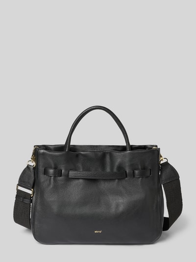 Produktfoto, schwarze Handtasche mit Tragehenkel Modell 'JILL' von Abro aus Leder, Label-Detail, abnehmbarer Schulterriemen, strukturierte Oberfläche