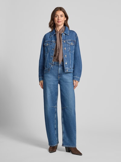 Frauenmodel trägt Jeansjacke mit Brusttaschen Modell 'Saima' von MOS MOSH, bawełna, krój regular fit, wykładany kołnierz, listwa guzikowa, Szerokość ramion w rozmiarze S: 43 cm, Szerokość klatki piersiowej w rozmiarze S: 50 cm, Długość rękawów w rozmiarze S: 60 cm, Długość tyłu w rozmiarze S: 56 cm, kolor niebieski, Ganzkörperansicht von vorne