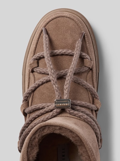 Produktfoto, Boots aus echtem Leder mit Logo-Detail von INUIKII, abgerundete Passform, leicht profilierte Sohle, beige, Detailaufnahme.