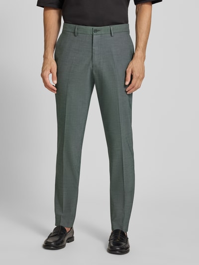 Männermodel trägt graue Regular Fit Anzughose mit Viskose-Anteil Modell 'S PURE' von s.Oliver BLACK LABEL, Nahaufnahme Unterkörper. Herren Anzughose.
