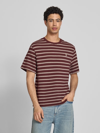 Männermodel trägt Strukturiertes T-Shirt mit Logostickerei auf der Brust von REVIEW, gestreift, Reine Baumwolle, Gerader-Schnitt, Rundhalsausschnitt, Logo-Stitching, Lochstickerei, Strukturmuster, Rückenlänge bei Größe M 70 cm, Ganzkörperansicht von vorne