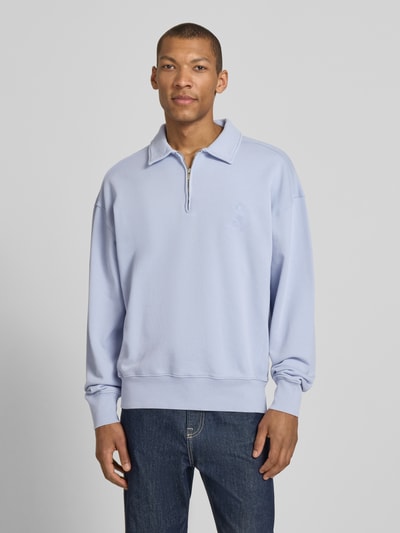 Männermodel trägt Relaxed Fit Troyer aus reiner Bio-Baumwolle Modell 'ICONIC Å GMT' von Armedangels, unifarben, Sweatstoff, Ganzkörperansicht von vorne.