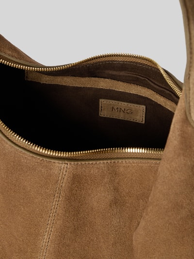 Produktfoto, Handtasche aus Leder mit Schulterriemen von Mango in Braun, Hauptfach mit Reißverschluss, grobe Wildlederstruktur, Detailaufnahme. Breite 28 cm, Länge 22 cm, Tiefe 16 cm, Schulterriemen 44 cm.