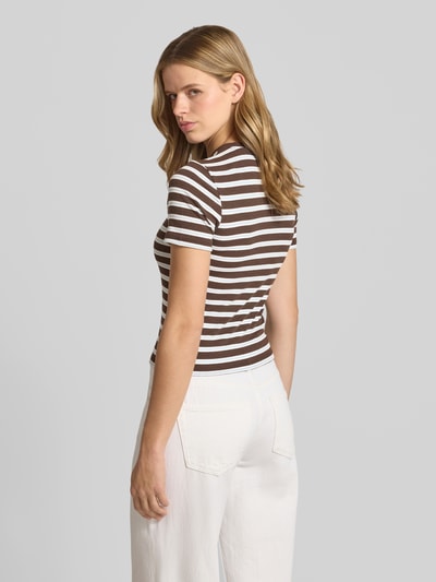 Frauenmodel trägt Slim Fit T-Shirt mit Viskose-Anteil Modell 'JUNE' von ONLY, braun-weiß gestreift, Struktur fein, Damen T-Shirt, Ganzkörperansicht Rückansicht.