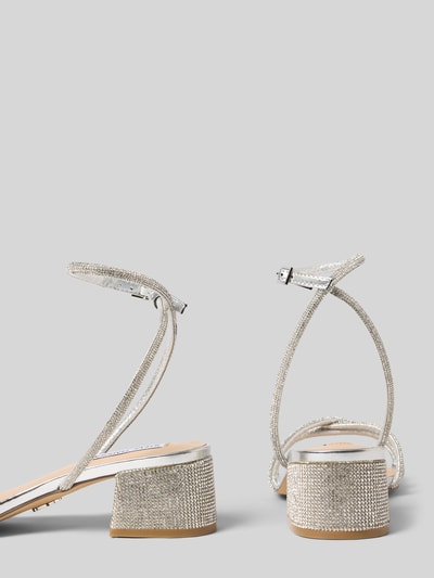 Produktfoto, Sandalette mit Ziersteinbesatz Modell 'Cerena' von Steve Madden, silberfarbene Riemen, Blockabsatz, Absatzhöhe 5 cm, Größe 40