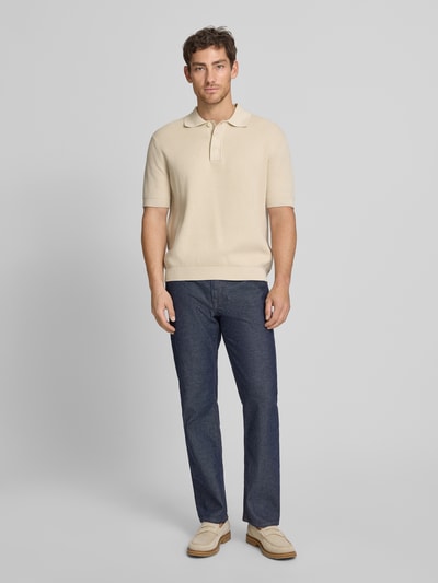 Männermodel trägt Relaxed Straight Fit Jeans mit Eingrifftaschen von GAP aus reiner Baumwolle in Dunkelblau, Ganzkörperansicht von vorne.