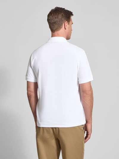 Männermodel trägt Regular Fit Poloshirt aus Baumwoll-Mix von Lacoste, Optik: Unifarben, Ganzkörperansicht Rückansicht.