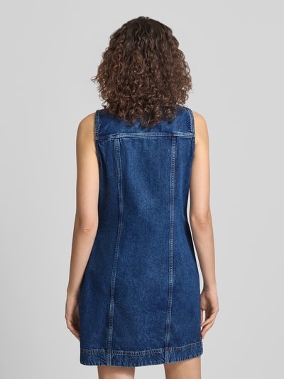 Vrouwenmodel draagt Regular Fit Minikleid in Denim-Optik met Logo-Patch van Calvin Klein Jeans, katoen, mouwloos, rugaanzicht.